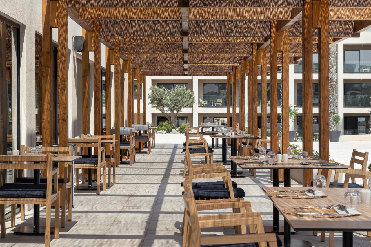 Helea Lifestyle Beach Resort Kallithéa Esterno foto The restaurant at the hotel